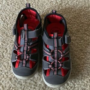 Boys Oshkosh washable sandal shoes size 12 kids